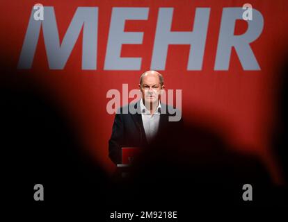 Mainz, Deutschland. 16. Januar 2023. Bundeskanzler Olaf Scholz (SPD) hält seine Rede vor dem Wort "more" auf der jährlichen Auftaktveranstaltung der SPD Rheinland-Pfalz in Halle 45. Die SPD Rheinland-Pfalz feiert ihr 75.-jähriges Bestehen und das zehnjährige Bestehen des Ministerpräsidenten. Kredit: Arne Dedert/dpa/Alamy Live News Stockfoto