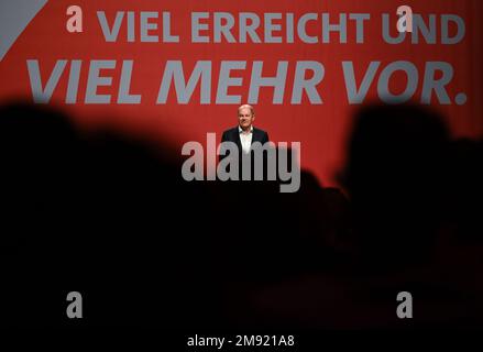 Mainz, Deutschland. 16. Januar 2023. Kanzler Olaf Scholz (SPD) hält seine Rede auf der jährlichen Auftaktveranstaltung der SPD Rheinland-Pfalz in Halle 45 mit dem Slogan "viel erreicht und noch viel mehr wird folgen". Die SPD Rheinland-Pfalz feiert ihr 75.-jähriges Bestehen und das zehnjährige Bestehen des Ministerpräsidenten. Kredit: Arne Dedert/dpa/Alamy Live News Stockfoto