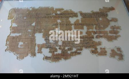 Teil eines historischen Textes Teil eines historischen Textes, ca. 1809-1743 B.C.E. Papyrus, Tinte, 35,1446a-e: 11 1/2 x 71 5/8 Zoll (29,2 x 182 cm). Nach der Fertigstellung war das Papyrus, zu dem dieses Fragment gehörte, fast 1,80 m lang. Die Texte sind in einer kursiven Form von Hieroglyphen geschrieben, die Hieratisch genannt werden. Unterschiede in der Handschrift und in den beschriebenen historischen Ereignissen zeigen, dass verschiedene Schriftzeichen über mehrere Generationen hinweg neue Inschriften hinzugefügt haben. Der wichtigste Text beschreibt die Bemühungen einer dreizehnten Dynastie Theban-Adelsfrau namens Senebtisi, die rechtmäßige Eigentümerschaft von neunzig... Stockfoto