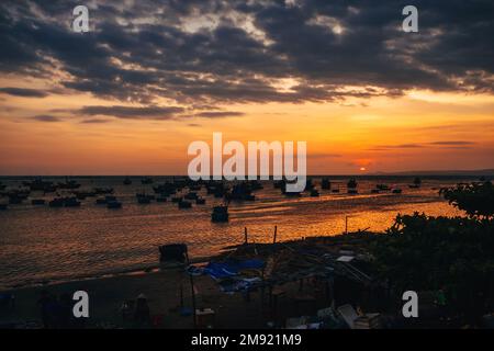 Boote zum Angeln auf dem Meer in Vietnam bei Sonnenuntergang Stockfoto