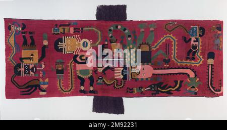 Poncho oder Tunika Nasca. Poncho oder Tunika, 100-200 C.E. Camelide Faser, 74 7/16 x 27 9/16 Zoll (189,1 x 70 cm). Diese große Platte ist das aufwendigste Beispiel für die diskontinuierliche Warp- und Schusstechnik in der Museumssammlung. Bei dieser Technik ändern sich die Krümmungen und Schüsse des Textils mit jeder Farbe und jedem Weben, anstatt über die Länge und Breite des Stoffes hinweg kontinuierlich zu sein (siehe Diagramm). Zu den auffälligen Designs auf rotem Hintergrund gehören drei große, farbenfrohe übernatürliche Wesen, die mit mehreren kleineren Figuren verbunden sind. Die größte Figur trägt einen grün-gelben Katzenpelz und Stockfoto