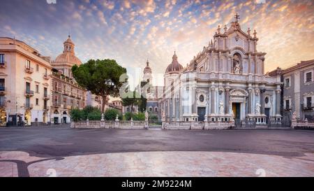 Catania, Sizilien, Italien. Stadtbild des Domplatzes in Catania, Sizilien, mit der Kathedrale der Heiligen Agatha bei Sonnenaufgang. Stockfoto