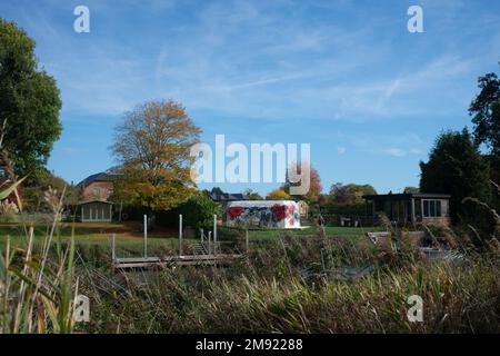 Pillbox in einem Garten, bemalt mit Graffiti aus dem Zweiten Weltkrieg Stockfoto