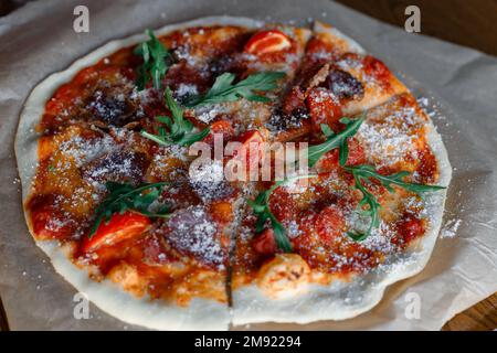 neapolitanische hausgemachte Pizza margarita aus dem Backofen. Napoleon Italian Pizza mit frischem Mozzarella und Basilikumblättern. Echte italienische, traditionelle Pizza Stockfoto