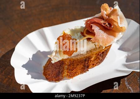 Typischer Mini-Burger-Snack aus dem Baskenland, Pinchos oder Pinxtos, kleines Stück Brot mit verschiedenen Belägen, serviert in der Bar in San-Sebastian oder Bilba Stockfoto