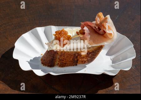 Typischer Mini-Burger-Snack aus dem Baskenland, Pinchos oder Pinxtos, kleines Stück Brot mit verschiedenen Belägen, serviert in der Bar in San-Sebastian oder Bilba Stockfoto