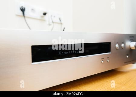 Paris, Frankreich - 13. Dez. 2022: Meldung auf Punktmatrix-Anzeige auf dem Onkyo NS-6170 Netzwerk-Audio-Player mit DSD Hi-Res Audio und DSD DAB WLAN bei der ersten Einrichtung abgeschlossen Stockfoto