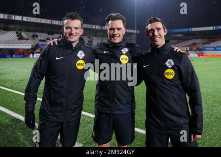 OSS, NIEDERLANDE - JANUAR 16: Stellvertretender Schiedsrichter Michael Osseweijer, Schiedsrichter Robin Gansner, stellvertretender Schiedsrichter Rick van Rijn während des niederländischen Keukenkampioendivisie-Spiels zwischen TOP Oss und Jong AZ im Frans Heesen Stadion am 16. Januar 2023 in Oss, Niederlande (Foto von Rene Nijhuis/Orange Pictures) Stockfoto