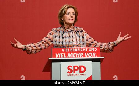 Mainz, Deutschland. 16. Januar 2023. Malu Dreyer (SPD), Ministerpräsidentin von Rheinland-Pfalz, hält ihre Rede auf der jährlichen Auftaktveranstaltung der SPD Rheinland-Pfalz in Halle 45. Die SPD Rheinland-Pfalz feiert ihr 75.-jähriges Bestehen und das zehnjährige Bestehen des Ministerpräsidenten. Kredit: Arne Dedert/dpa/Alamy Live News Stockfoto
