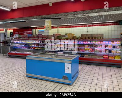 Lyon, Frankreich - 20. Okt. 2022: Old French auchan Supermarkt mit mehreren Old-School Kühlschränken mit Fleisch und Fisch konserviert Stockfoto