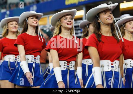 Die Kilgore Rangerettes, das weltweit bekannteste College-Übungsteam, stellen sich für ihre Auftritte vor dem Spiel während der Goodyear Cotton Bowl Clas 87. auf Stockfoto