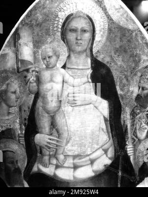Madonna und Kind fasziniert von den Heiligen Zenobius, Johannes dem Täufer, Reparata und Johannes dem Evangelisten Nardo di Cione (Italienisch, Florentiner, aktiv 1343-1356/1366). Madonna und Kind in Begeisterung mit den Heiligen Zenobius, Johannes dem Täufer, Reparata und Johannes dem Evangelisten, Mitte des 14. Jahrhunderts. Tafel mit Tempera- und Gold-Werkzeug, 77 1/2 x 39 1/2 Zoll (196,9 x 100,3 cm). Im Jahr 1348 tötete die Beulenpest mehr als die Hälfte der Bevölkerung von Florenz und verursachte tiefgreifende soziale, wirtschaftliche und psychische Zerstörung. Nach der Pest malte Nardo di Cione dieses große Altarbild, wahrscheinlich für den Dom, am meisten Stockfoto
