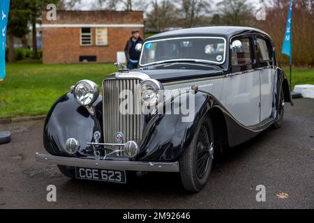 1939 SS Jaguar 1,5-Liter-Limousine „CGE 623“, ausgestellt beim Scramble im Januar im Bicester Heritage am 8. Januar 2023. Stockfoto