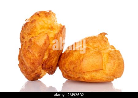 Zwei süße Chouquette, Nahaufnahme, isoliert auf Weiß. Stockfoto