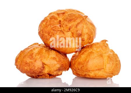 Mehrere frisch duftende Chouquettes auf weißem Hintergrund. Stockfoto