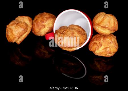 Mehrere Shuquettes mit einem Becher auf schwarzem Hintergrund. Stockfoto