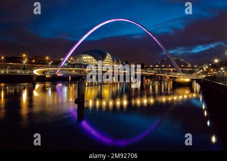 Millennium Bridge Gateshead in der Dämmerung Stockfoto