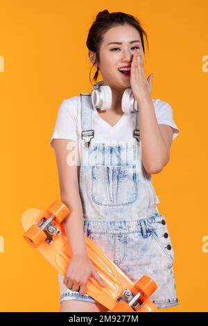 Zelt mit junger Skateboard-Frau Stockfoto