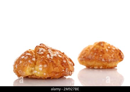 Zwei süße Chouquette, Nahaufnahme, isoliert auf Weiß. Stockfoto