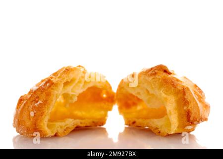 Zwei Hälften süße Chouquette, Nahaufnahme, isoliert auf Weiß. Stockfoto