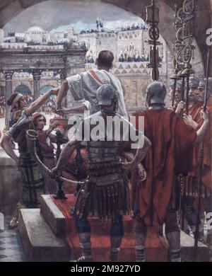 Pilate wäscht seine Hände (Pilate se lave les Mains) James Tissot (Französisch, 1836-1902). Pilate wäscht seine Hände (Pilate se lave les Mains), 1886-1894. Undurchsichtige Aquarelle über Graphit auf grauem gewebtem Papier, Bild: 6 1/4 x 5 1/8 Zoll (15,9 x 13 cm). Pilatus ruft „Hiermit den Mann!“ und zeigt den besiegten und blutrünstigen Christus den Massen. Das Volk, das sich unten am Gericht versammelt hat, drängt auf seine Hinrichtung, mit erhobenen spitzen Fingern in beschuldigten Gesten. Auf der Loggie vor der versammelten Menge wäscht Pilatus – überzeugt von der Unschuld Jesu und beeindruckt von seiner würde, so Tissots Aussage, öffentlich seine Stockfoto
