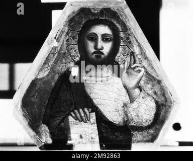 Christus-Segen Nardo di Cione (Italienisch, Florentiner, aktiv 1343-1356/1366). Christus Segen, Mitte des 14. Jahrhunderts. Tafel mit Tempera- und Gold-Werkzeug, 8 x 9 Zoll (20,3 x 22,9 cm). Diese Platte, die zuvor erst durch eine Gravur aus dem 19. Jahrhundert bekannt war, wurde im März 2000 bei einer Auktion in Dorset, England, entdeckt. Die Wissenschaftler identifizierten das Panel dann als den fehlenden Höhepunkt von Nardo di Ciones Altarpiece Madonna and Child mit den Heiligen Zenobius, Johannes dem Täufer, Reparata und Johannes dem Evangelisten in der Nähe. Als Höhepunkt des größeren Panels wäre Christus Seessing an der Stelle gewesen, wo er gelandet wäre Stockfoto