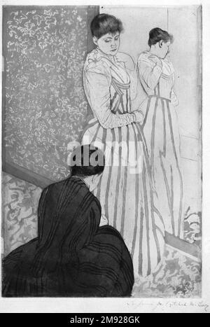 The Fitting Mary Cassatt (Amerikanisch, 1844-1926). Die Armatur, 1890-1891. Trockenstellen und Ätzen von Aquatint auf cremefarbenem, mäßig dickem, mäßig strukturiertem Laienpapier, Blatt: 17 1/4 x 12 cm (43,8 x 30,5 cm). Eine Ausstellung mit mehr als siebenhundert Ukiyo-e-Drucken in Paris im Jahr 1890 inspirierte die im Ausland lebende Impressionistin Mary Cassatt zu Experimenten mit dem Farbdruck, was zu ihren formell gewagtesten und technisch anspruchsvollsten Arbeiten führte. In der Art japanischer Druckserien entwarf sie einen Satz von zehn Bildern, einschließlich dieses und im Omnibus, die die täglichen Aktivitäten eines typischen Middl darstellen Stockfoto