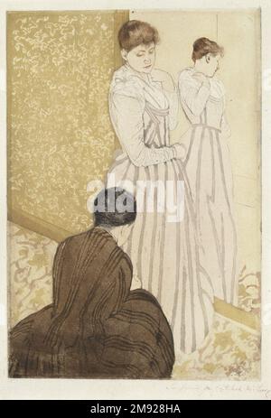 The Fitting Mary Cassatt (Amerikanisch, 1844-1926). Die Armatur, 1890-1891. Trockenstellen und Ätzen von Aquatint auf cremefarbenem, mäßig dickem, mäßig strukturiertem Laienpapier, Blatt: 17 1/4 x 12 cm (43,8 x 30,5 cm). Eine Ausstellung mit mehr als siebenhundert Ukiyo-e-Drucken in Paris im Jahr 1890 inspirierte die im Ausland lebende Impressionistin Mary Cassatt zu Experimenten mit dem Farbdruck, was zu ihren formell gewagtesten und technisch anspruchsvollsten Arbeiten führte. In der Art japanischer Druckserien entwarf sie einen Satz von zehn Bildern, einschließlich dieses und im Omnibus, die die täglichen Aktivitäten eines typischen Middl darstellen Stockfoto