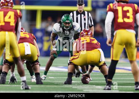 Der Linebacker Dorian Williams (2) von Tulane Green Wave blickt vor dem Snap im dritten Viertel des Südkalifornien-Trojanischen Hinterfeldes aufmerksam ins Hinterfeld Stockfoto