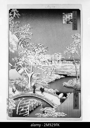 Meguro Drum Bridge und Sunset Hill, Nr. 111 von 100 berühmten Ausblicken auf Edo Utagawa Hiroshige (Ando) (Japanisch, 1797-1858). Meguro Drum Bridge und Sunset Hill, Nr. 111 aus hundert berühmten Ausblicken auf Edo, 4. Monat 1857. Holzblockdruck, Blatt: 14 3/16 x 9 1/4 cm (36 x 23,5 cm). Von den beiden im Titel genannten Sehenswürdigkeiten war die Trommelbrücke der berühmtere Ort in der Region Meguro. Bogenbrücken waren in Edo ungewöhnlich genug, aber noch merkwürdiger war eine Steinbrücke, die in einer erdbebenanfälligen Stadt wenig Vorteile bot. Abgerundete Formen und Steinstrukturen waren häufiger Stockfoto