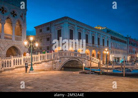 Paglia Bridge (Ponte della Paglia) in Venedig, Italien, neben dem Dogenpalast (Palazzo Ducale) und in der Nähe der Seufzerbrücke während der Blauen Stunde Stockfoto