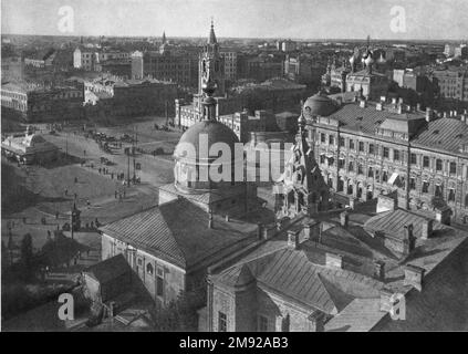 Strastnaya Platz mit seiner Umgebung. Im Vordergrund befindet sich die Kirche von Dmitry Thessalonica an der Ecke Tverskaya und Tverskoy Boulevard. Dahinter, auf dem Platz - das Passionskloster; links von seiner Kathedrale befindet sich die Geburtskirche in Putinki auf Malaya Dmitrovka, und weiter entlang dieser Straße befindet sich der Merchant Club. In den Tiefen am linken Rand sind die hohen Hüftdächer des Kredits-Schatzamtes in der Nastasinsky Lane bereits angestiegen; es wurde 1915-1916 erbaut, was die Schießerei datiert. Ca. Zwischen 1915 und 1916 Stockfoto