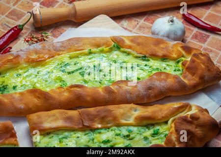 Pide, Cheese Pide, Kasarli Pide. Türkischer Pide mit Käse. Türkische Pizza, Käse-Pita auf weißem Hintergrund. Stockfoto