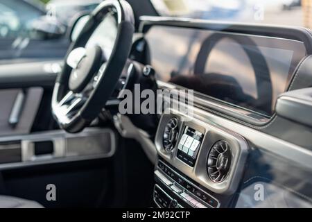 Nahaufnahme eines luxuriösen, modernen Fahrzeuginnenraums Stockfoto