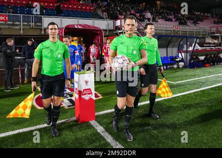 OSS, NIEDERLANDE - JANUAR 16: Stellvertretender Schiedsrichter Michael Osseweijer, Schiedsrichter Robin Gansner, stellvertretender Schiedsrichter Rick van Rijn während des niederländischen Keukenkampioendivisie-Spiels zwischen TOP Oss und Jong AZ im Frans Heesen Stadion am 16. Januar 2023 in Oss, Niederlande (Foto von Rene Nijhuis/Orange Pictures) Stockfoto