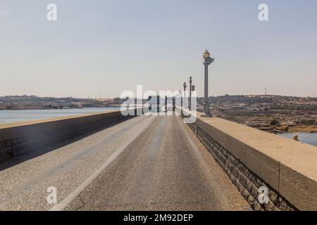 Straße auf dem Gipfel des Assuan Low Dam, Ägypten Stockfoto