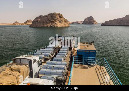 Lastwagen auf einer Fähre, die den Nasser-See in Ägypten überquert Stockfoto