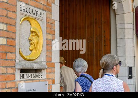 Brügge, Belgien - 2022. August: Schild am Eingang der berühmten Henri Maes-Brauerei im Stadtzentrum Stockfoto