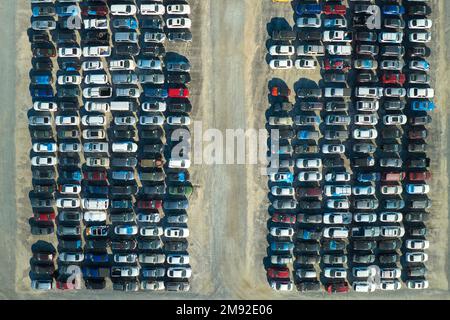 Luftaufnahme des großen Parkplatzes des Auktionshändlers mit geparkten Autos, die für Remarketing-Services bereit sind. Verkauf von Gebrauchtfahrzeugen Stockfoto