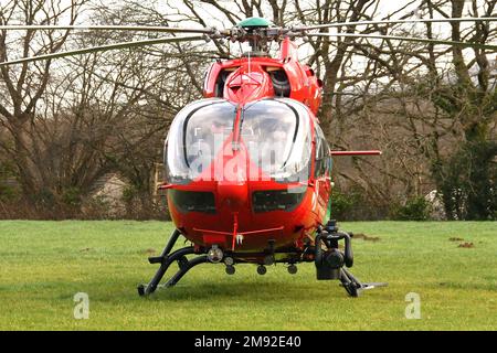 Pontypridd, Wales - Januar 2023: Airbus-Hubschrauber, der vom Wales Air Ambulance Service nach der Landung auf einem Schulspielplatz betrieben wird. Stockfoto