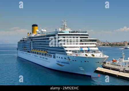 Korfu, Griechenland - Juni 2022: Kreuzfahrtschiff Costa Luminosa legt im Hafen der Stadt an. Das Schiff wird von Costa Cruises betrieben. Stockfoto