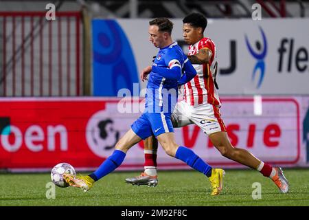 OSS, NIEDERLANDE - JANUAR 16: Fedde de Jong (c) von Jong AZ, Richonell Margaret von TOP Oss während des niederländischen Keukenkampioendivisie-Spiels zwischen TOP Oss und Jong AZ im Frans Heesen Stadion am 16. Januar 2023 in Oss, Niederlande (Foto von Rene Nijhuis/Orange Pictures) Stockfoto