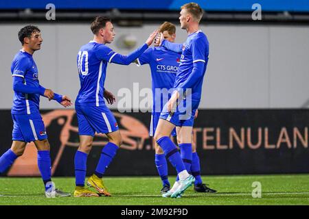 OSS, NIEDERLANDE - JANUAR 16: Fedde de Jong (c) von Jong AZ feiert sein Tor mit Maxim Dekker von Jong AZ während des niederländischen Keukenkampioendivisie-Spiels zwischen TOP Oss und Jong AZ im Frans Heesen Stadion am 16. Januar 2023 in Oss, Niederlande (Foto von Rene Nijhuis/Orange Pictures) Stockfoto