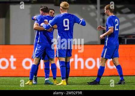 OSS, NIEDERLANDE - JANUAR 16: Fedde de Jong (c) von Jong AZ feiert sein Tor mit Soulyman Allouch von Jong AZ, Mexx Meerdink von Jong AZ während des niederländischen Keukenkampioendivisie-Spiels zwischen TOP Oss und Jong AZ am 16. Januar 2023 im Frans Heesen Stadion in Oss, Niederlande (Foto von Rene Nijhuis/Orange Pictures) Stockfoto