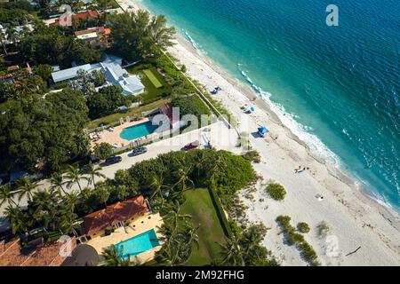 Luftaufnahme von teuren Wohnhäusern in der Inselstadt Boca Grande auf Gasparilla Island im Südwesten Floridas. Amerikanische Traumhäuser wie Stockfoto