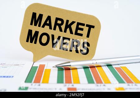 Geschäftskonzept. Auf den Finanzplänen liegen ein Stift und ein Schild mit der Aufschrift Market Movers Stockfoto