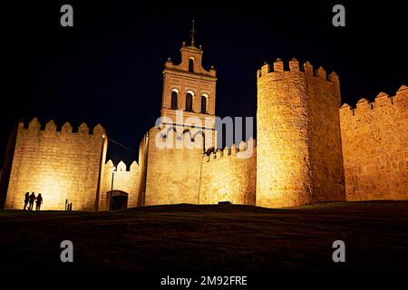 Avila Stadtmauern - Abendaufnahme der mittelalterlichen Stadtmauern von Avila Stockfoto