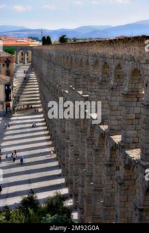 Segovia Aquädukt mit dem Schatten der Bögen über dem Gehweg - vertikale Ausrichtung Stockfoto