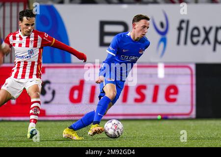 OSS, NIEDERLANDE - JANUAR 16: Bradly van Hoeven of TOP Oss, Fedde de Jong (c) von Jong AZ während des niederländischen Keukenkampioendivisie-Spiels zwischen TOP Oss und Jong AZ im Frans Heesen Stadion am 16. Januar 2023 in Oss, Niederlande (Foto von Rene Nijhuis/Orange Pictures) Stockfoto