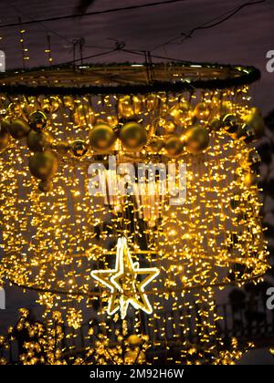 Die Weihnachtsdekorationen in den Straßen von Nerja Spanien sind spektakulär und atemberaubend Stockfoto